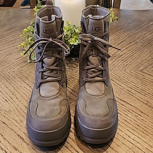 The UGG Lug sneakers boots size 7 NWOT moss green - Picture 3 of 11